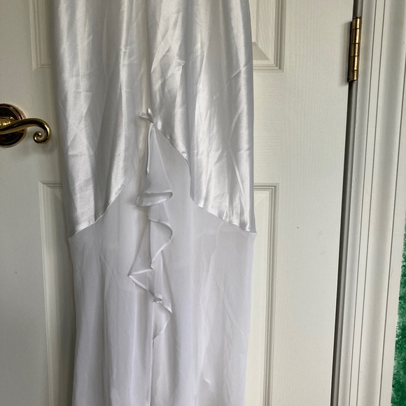 Alexandra Nicole Lg. & long wh w/lace, pearls, sequins nightgown.   $39 - Picture 3 of 8